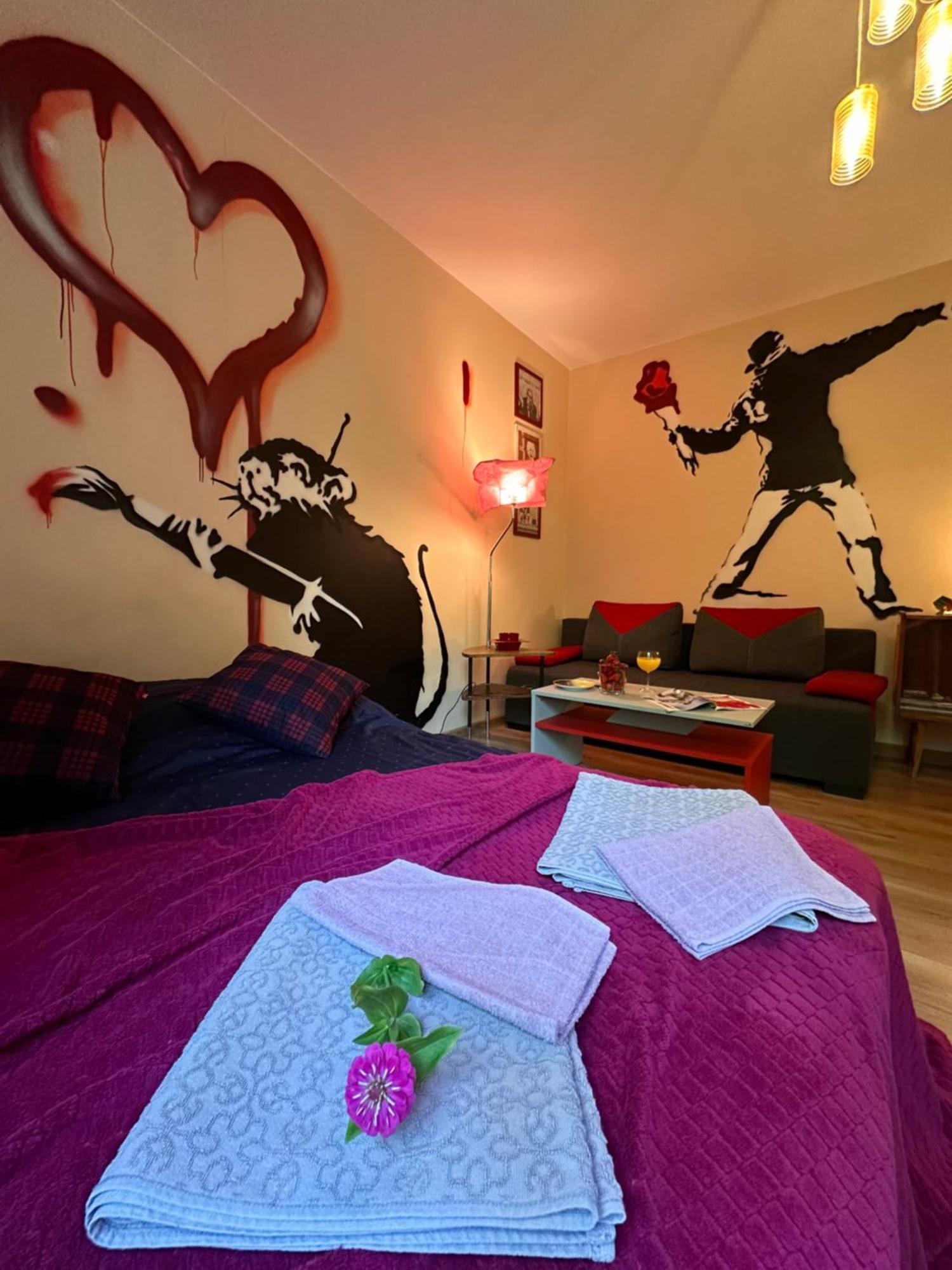 "Banksy" Art Apartment Warsaw Exterior photo